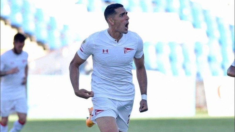 Newell's busca a un delantero de 1,88 mts para sumar a Scocco y Cristaldo en ataque.