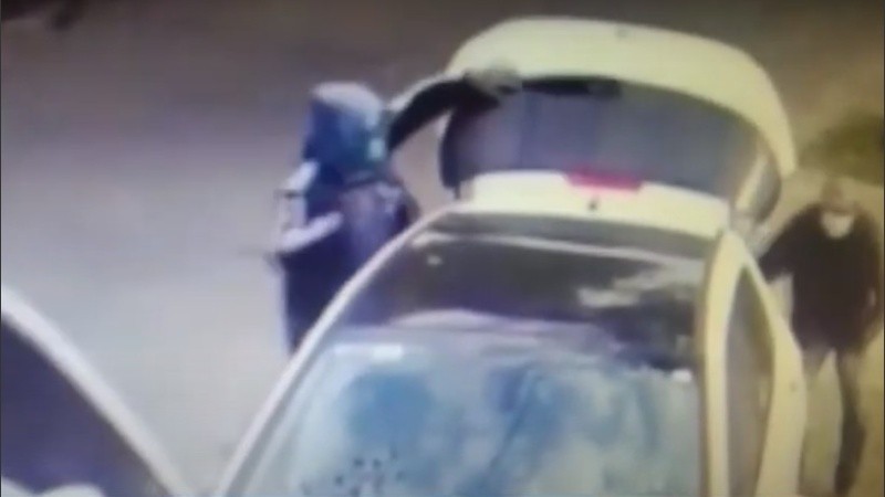 El momento del robo del auto captado por las cámaras de seguridad.
