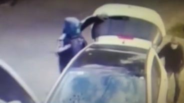 El momento del robo del auto captado por las cámaras de seguridad.