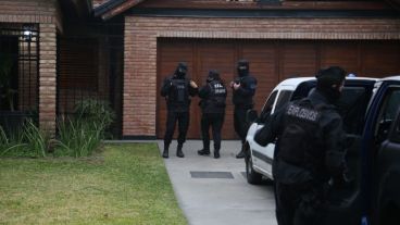 El operativo en la casa del "Rey de la efedrina" comenzó temprano este martes.