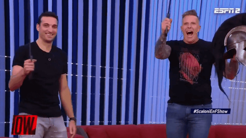 Fantino en vivo y fuera de sí; Scaloni sobrevive como puede al momento.