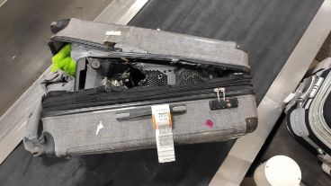 La fuerza especial inspeccionó el equipaje y lo neutralizó utilizando un cañón disruptor. 