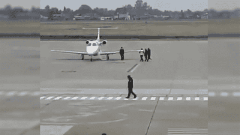 La imagen de Messi con su padre al abordar el avión privado.