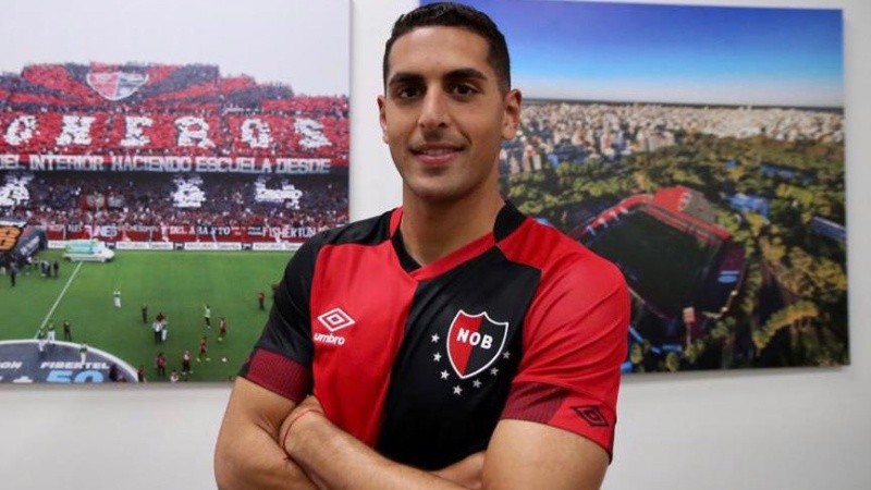 El delantero colombiano mide casi un metro noventa, es compositor, cantante y hasta se anima a caminar arriba de las brasas.