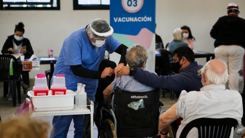 El vacunatorio de la ex Rural continúa aplicando dosis contra el covid-19.