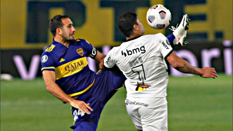 Izquierdoz cierra ante Hulk.