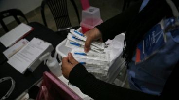 El estudio rosarino concluyó que es necesario avanzar cuanto antes sobre la vacunación de toda la población.