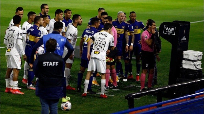 Además de los errores del VAR, el árbitro del partido de Boca no pudo manejar a los jugadores.