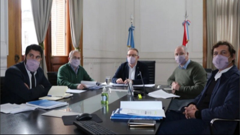 El ministro Jorge Lagna junto a integrantes del Ministerio de Seguridad, durante la reunión virtual con la comisión de Seguridad de la Cámara de Diputados.