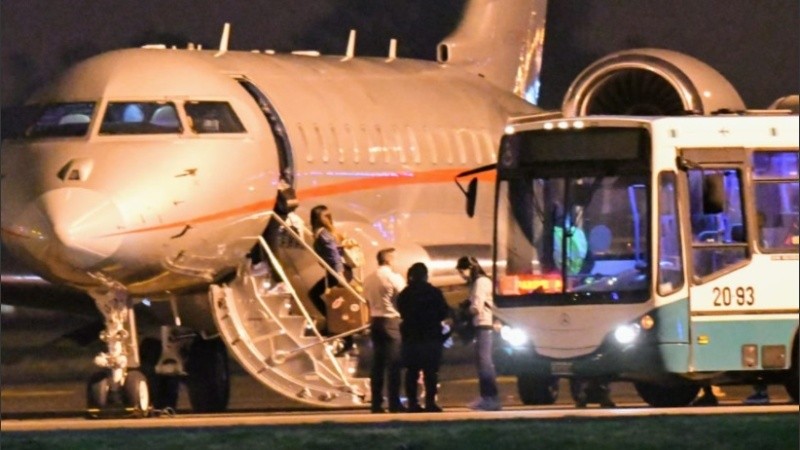 El momento de la partida de Lionel Messi y su familia.