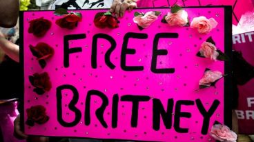 Con el hashtag "Free Britney" (liberen a Britney), fans de la cantante esperaban por el fallo en las afueras del Tribunal.