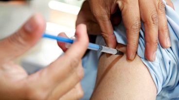 Padres y madres piden por la vacunación de sus hijos chicos con riesgo.