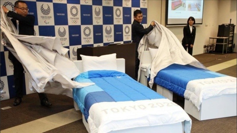 Las camas son fabricadas con cartón y que sólo soportan el peso de un atleta.