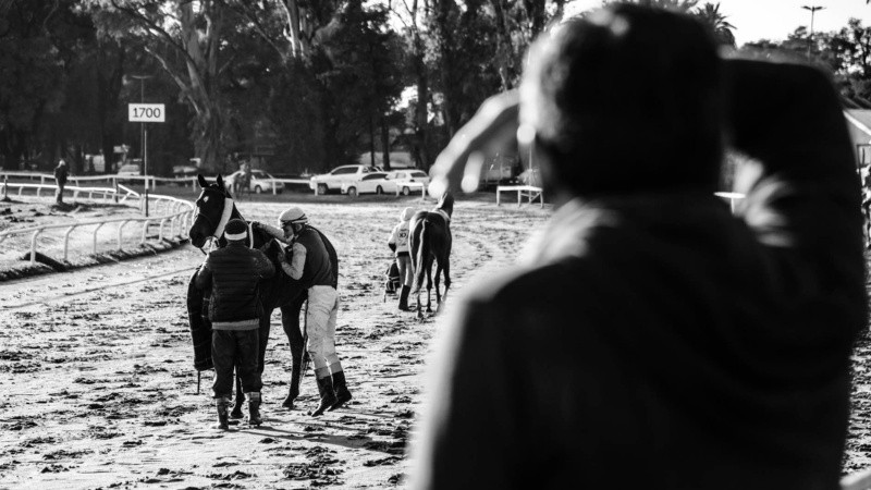 Fueron 10 las carreras que se pudieron disfrutar este jueves en el regreso a la actividad del hipódromo de Rosario. 