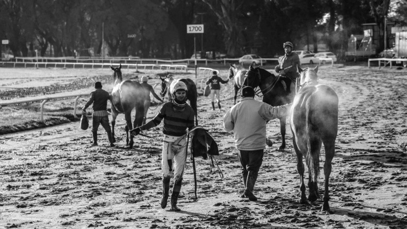 Fueron 10 las carreras que se pudieron disfrutar este jueves en el regreso a la actividad del hipódromo de Rosario. 