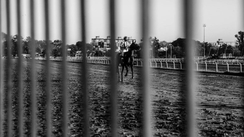 Fueron 10 las carreras que se pudieron disfrutar este jueves en el regreso a la actividad del hipódromo de Rosario. 
