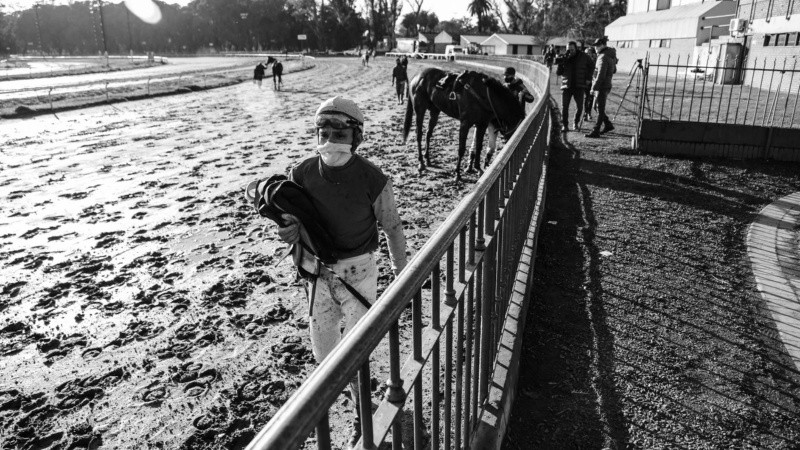 Fueron 10 las carreras que se pudieron disfrutar este jueves en el regreso a la actividad del hipódromo de Rosario. 