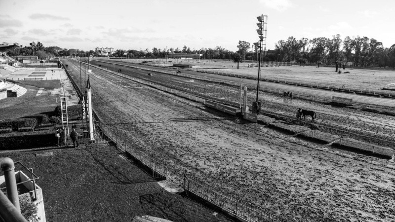 Fueron 10 las carreras que se pudieron disfrutar este jueves en el regreso a la actividad del hipódromo de Rosario. 