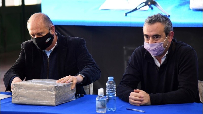 El gobernador Omar Perotti y el intendente Pablo Javkin encabezaron el acto en el que se conocieron las ofertas para la realización de las obras de apertura de Bulevar Seguí, entre Ayacucho y Grandoli.