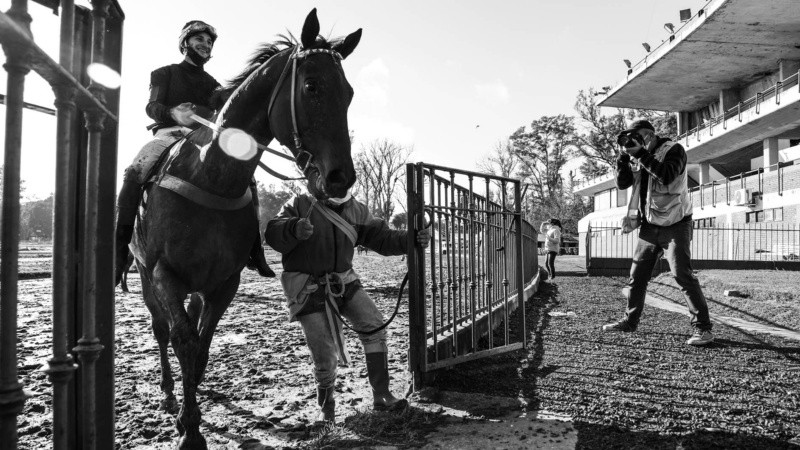 Fueron 10 las carreras que se pudieron disfrutar este jueves en el regreso a la actividad del hipódromo de Rosario. 