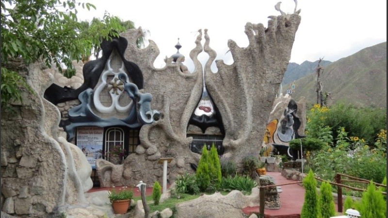 Fue construido a lo largo de tres décadas por el carpintero santafesino Dionisio Aizcorbe.