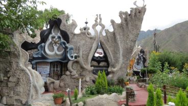 Fue construido a lo largo de tres décadas por el carpintero santafesino Dionisio Aizcorbe.