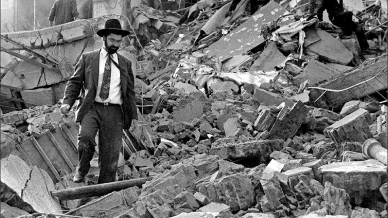 Escombros y dolor. La Amia tras el atentado. 