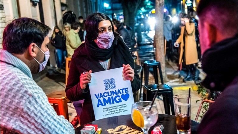 Los agentes salen a buscar a jóvenes para que se vacunen.