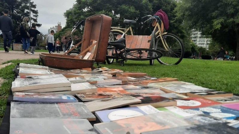 Una rueda: Lucas tiene otro trabajo y con el dinero de los libros que vende barato, compra otros.