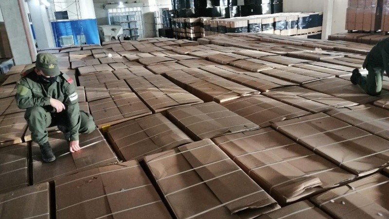 El tabaco ingresaba al país en camiones que luego se desviaban a una nave industrial donde permanecían ocultos.