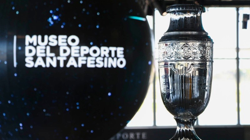 Furor por una foto con la réplica de la Copa América en el Museo del Deporte.