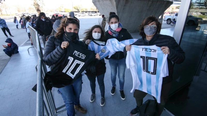 Furor por una foto con la réplica de la Copa América en el Museo del Deporte.