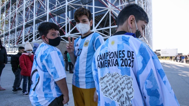 Furor por una foto con la réplica de la Copa América en el Museo del Deporte.