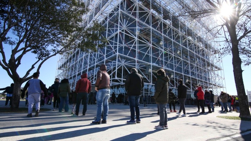 Furor por una foto con la réplica de la Copa América en el Museo del Deporte.