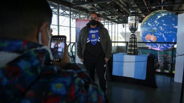 Furor por una foto con la réplica de la Copa América en el Museo del Deporte.