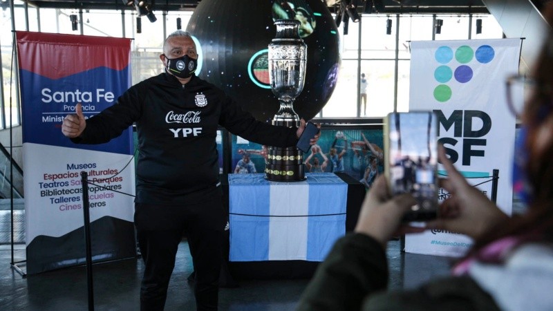 Furor por una foto con la réplica de la Copa América en el Museo del Deporte.