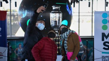 Furor por la foto junto a la réplica de la Copa América en El Museo del Deporte.