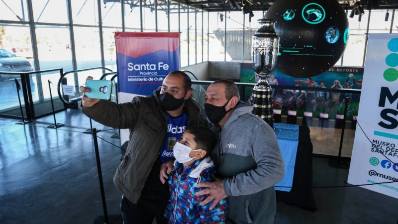Furor por una foto con la réplica de la Copa América en el Museo del Deporte.