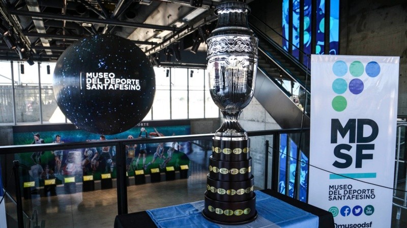 Furor por una foto con la réplica de la Copa América en el Museo del Deporte.