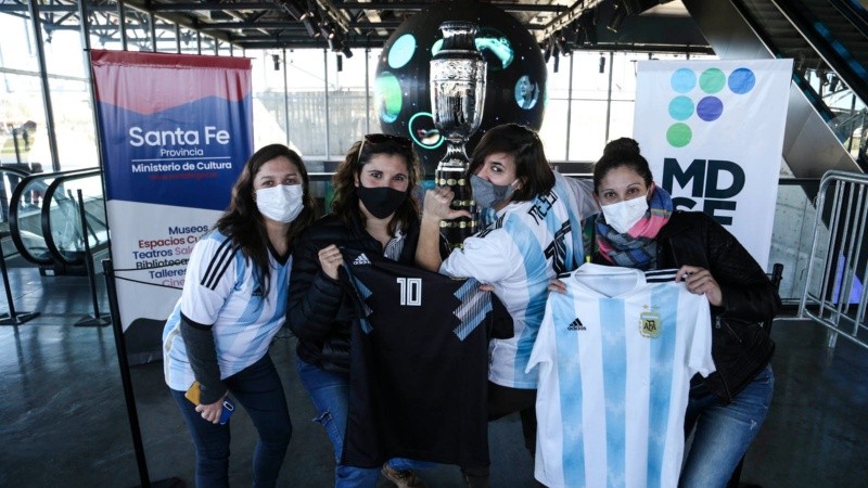 Furor por una foto con la réplica de la Copa América en el Museo del Deporte.