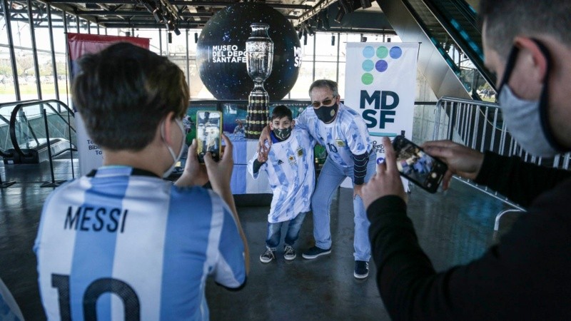 Furor por una foto con la réplica de la Copa América en el Museo del Deporte.