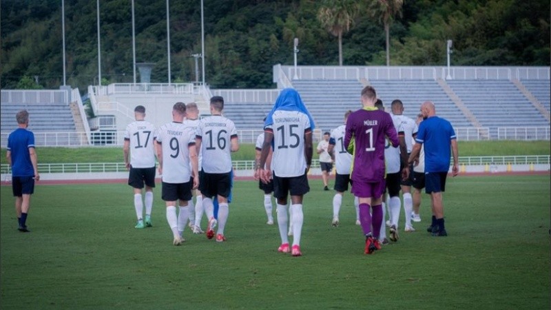 Alemania abandonando el campo de juego por la ofensa.