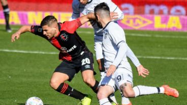 Julián Fernández salió con una molestia y en su lugar ingresó Juan Sebastián Sforza.