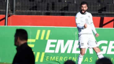 Santos grita el primero. Gamboa, como su equipo, en las sombras.