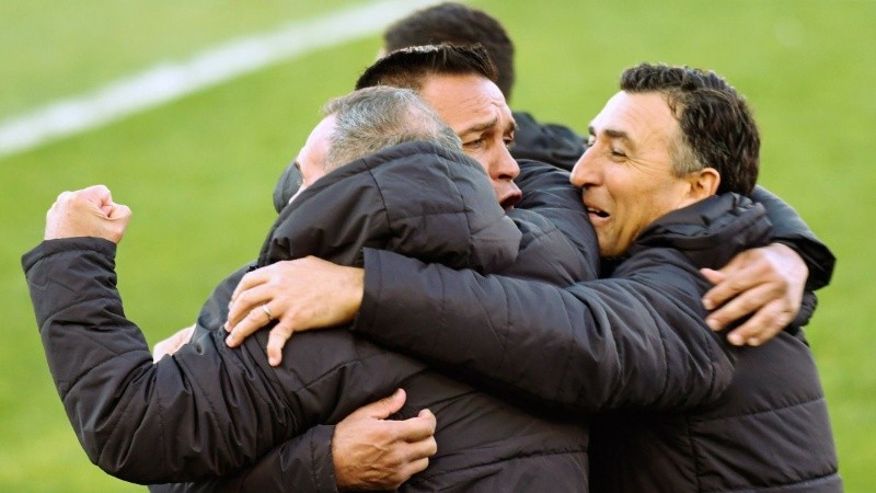 Gamboa y sus colaboradores celebraron el triunfo con todo.