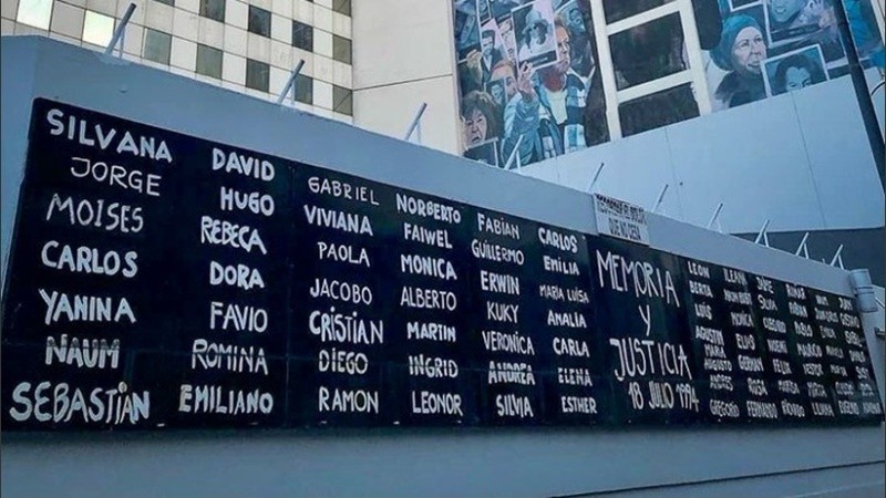 El presidente, el gobernador y el intendente apoyaron los reclamos de justicia.