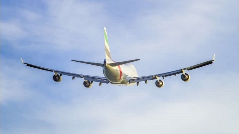 El hombre contagiado realizó dos viajes en avión.