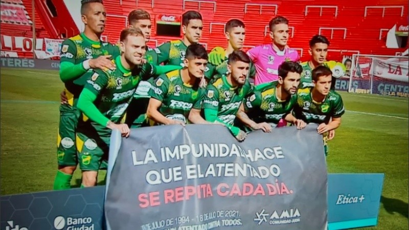 Todos los equipos que jugaron este domingo posaron con un mensaje.