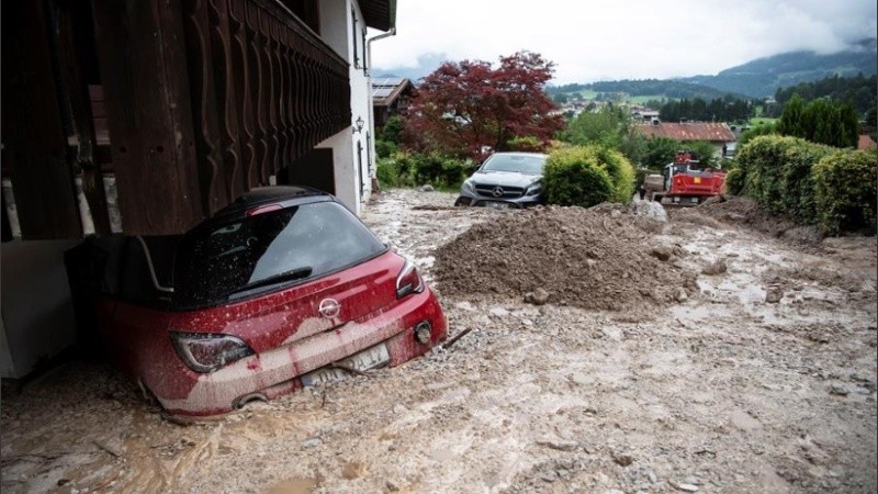 Un coche apareció semienterrado por las inundaciones en Schoenau am Koenigssee, Alemania