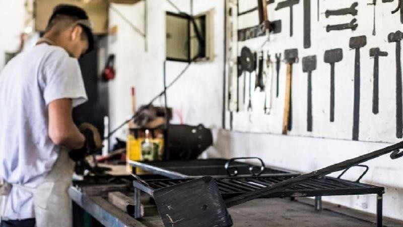 El objetivo es garantizarle a los jóvenes la posibilidad de terminar la escuela y aprender un oficio.